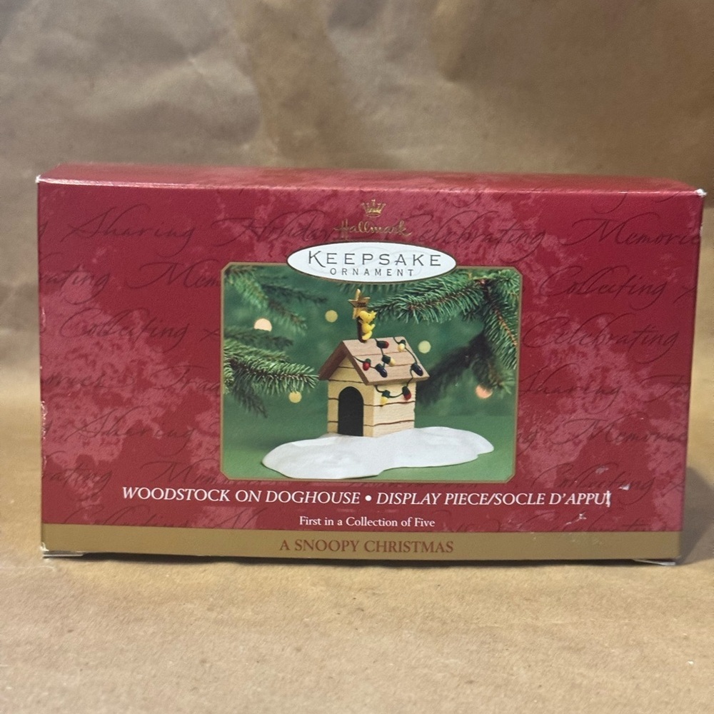 2000 Hallmark Keepsake Ornament A Snoopy Christmas Woodstock on Doghouse in box